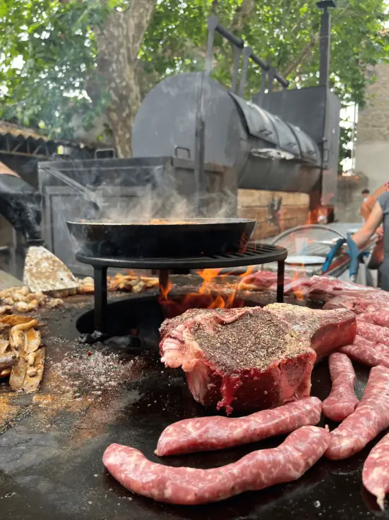 Assortiment de viandes cru avec saucisses et steak assaisonné, prêt pour le barbecue chez Barbecue Man.